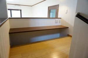 階段の踊り場の勉強スペース 上田市 東御市で新築 デザイン住宅 家を建てるならコロナ住宅